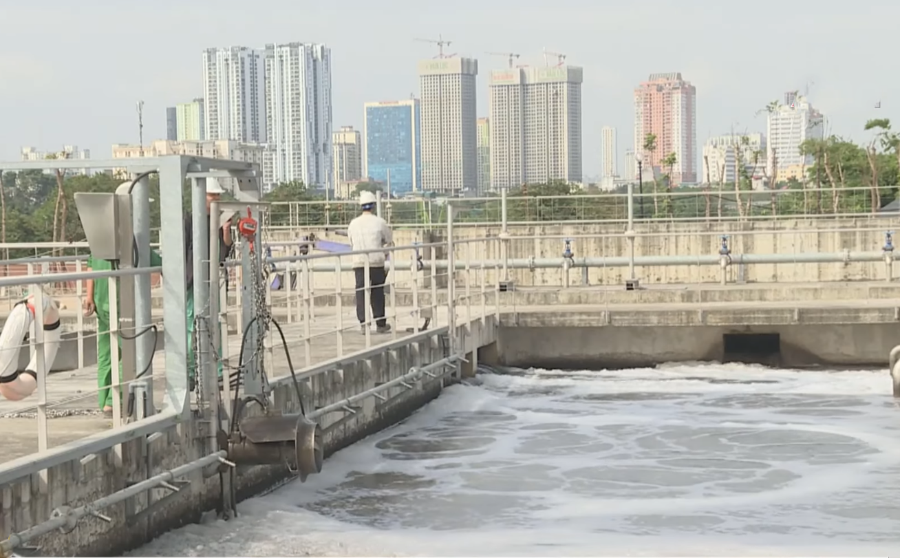 Những mét khối nước thải đầu tiên từ các "dòng sông chết" trên địa bàn Thủ đô đang được lọc.